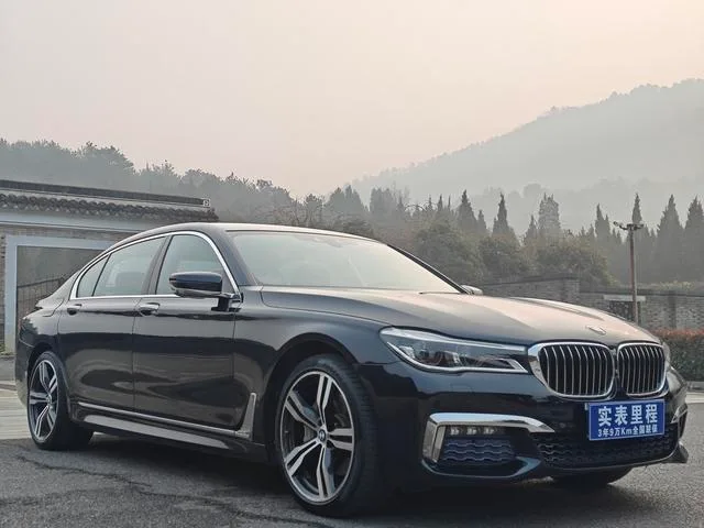 BMW 7 Series 2018 740Li xDrive Type de luxe M Ensemble de sport extérieur photo 3 BMW 7 Series 2018 740Li xDrive Type de luxe M Ensemble de sport extérieur photo 3