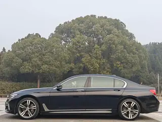 BMW 7 Series 2018 740Li xDrive Type de luxe M Ensemble de sport extérieur photo 4 BMW 7 Series 2018 740Li xDrive Type de luxe M Ensemble de sport extérieur photo 4