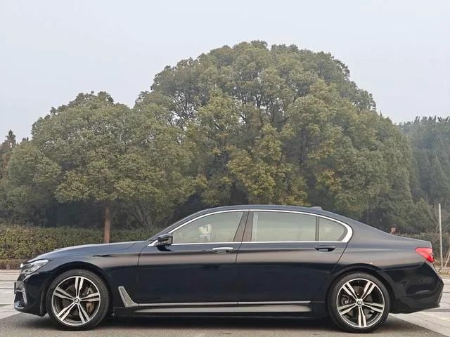 BMW 7 Series 2018 740Li xDrive Type de luxe M Ensemble de sport extérieur photo 4 BMW 7 Series 2018 740Li xDrive Type de luxe M Ensemble de sport extérieur photo 4