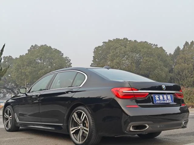BMW 7 Series 2018 740Li xDrive Type de luxe M Ensemble de sport extérieur photo 5 BMW 7 Series 2018 740Li xDrive Type de luxe M Ensemble de sport extérieur photo 5