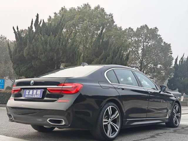 BMW 7 Series 2018 740Li xDrive Type de luxe M Ensemble de sport intérieur photo 7 BMW 7 Series 2018 740Li xDrive Type de luxe M Ensemble de sport intérieur photo 7