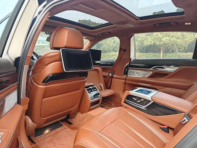 BMW 7 Series 2018 740Li xDrive Type de luxe M Ensemble de sport intérieur photo 8 BMW 7 Series 2018 740Li xDrive Type de luxe M Ensemble de sport intérieur photo 8