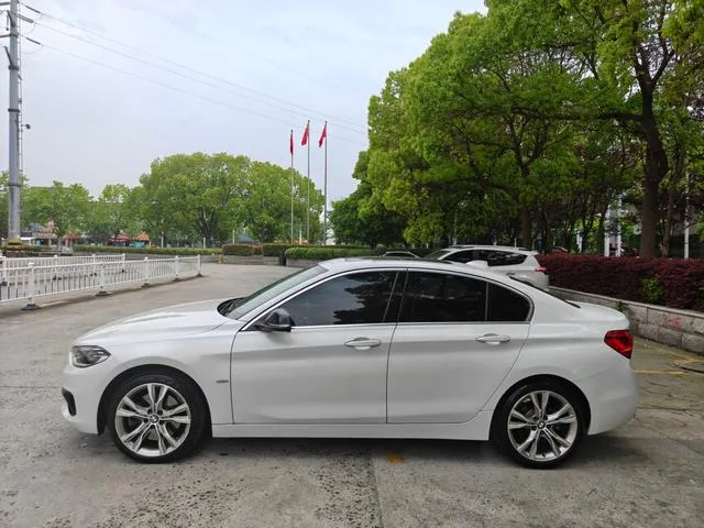 BMW 1 Series 2018 120i Design Suit Type exterior photo 3