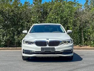 BMW 5 Series 2020 530Li Líder Traje de lujo exterior foto 2