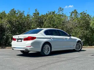 BMW 5 Series 2020 530Li Líder Traje de lujo exterior foto 4