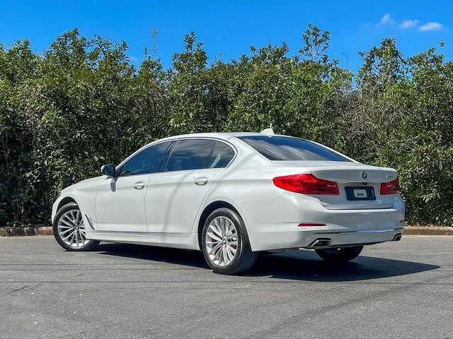 BMW 5 Series 2020 530Li Líder Traje de lujo exterior foto 5