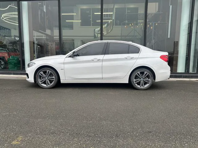 BMW 1 Series 2018 118i Sporty exterior photo 2