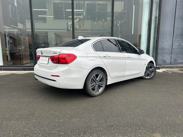 BMW 1 Series 2018 118i Sporty exterior photo 3