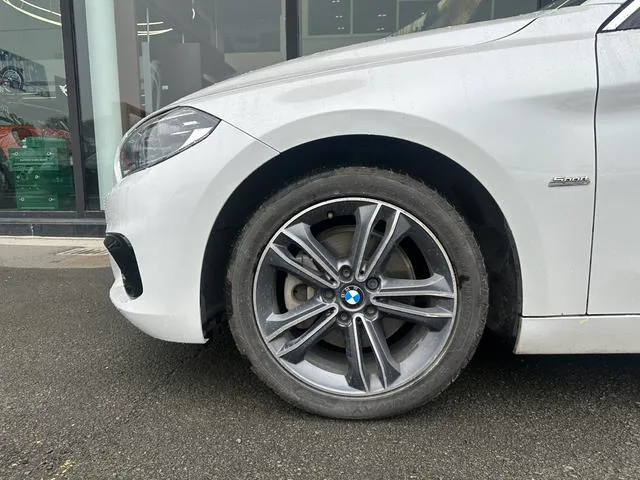 BMW 1 Series 2018 118i Sporty interior photo 9