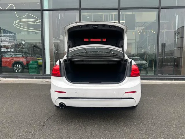 BMW 1 Series 2018 118i Sporty interior photo 15