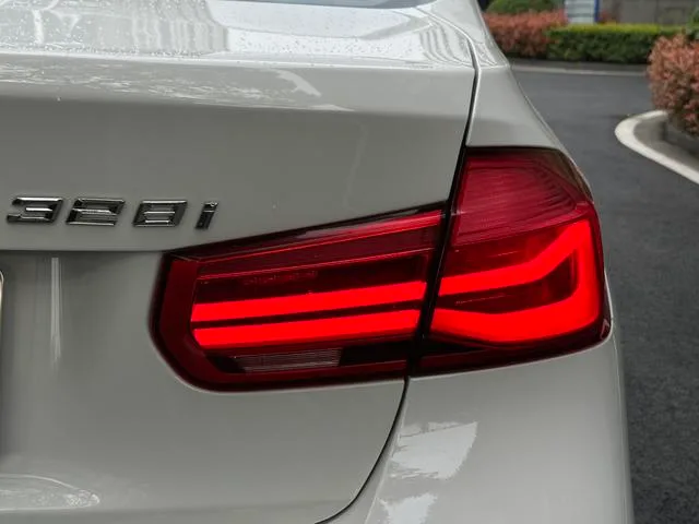 BMW 3 Series 2018 320i M Sports suit interior photo 11