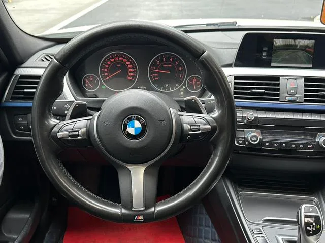 BMW 3 Series 2018 320i M Sports suit interior photo 13