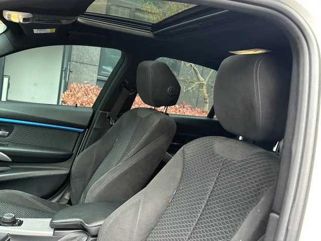BMW 3 Series 2018 320i M Sports suit interior photo 18