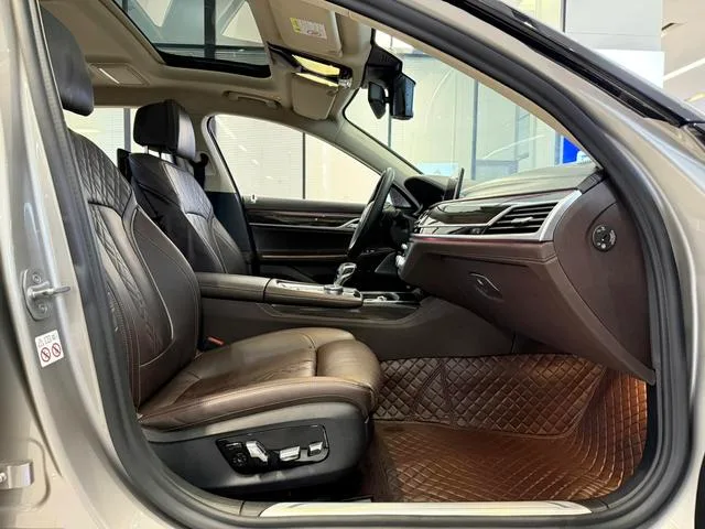 BMW 7 Series 2019 730Li M Sports suit exterior photo 5