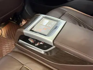 BMW 7 Series 2019 730Li M Sports suit interior photo 8