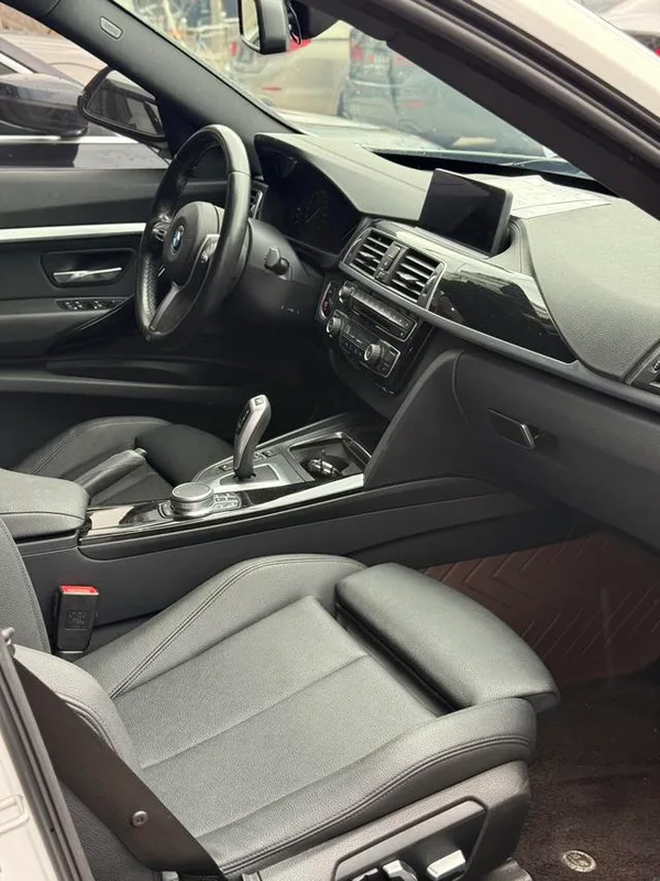 BMW 3 Series GT 2019 320i M Sports suit interior photo 9
