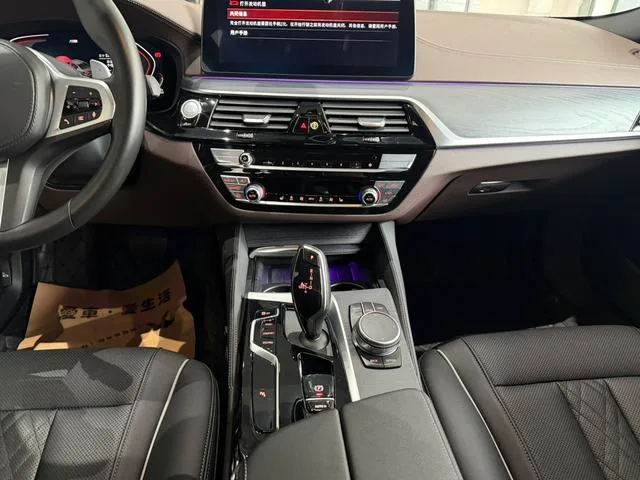 BMW 5 Series 2021 530Li Leader M Ensemble de sport intérieur photo 10 BMW 5 Series 2021 530Li Leader M Ensemble de sport intérieur photo 10