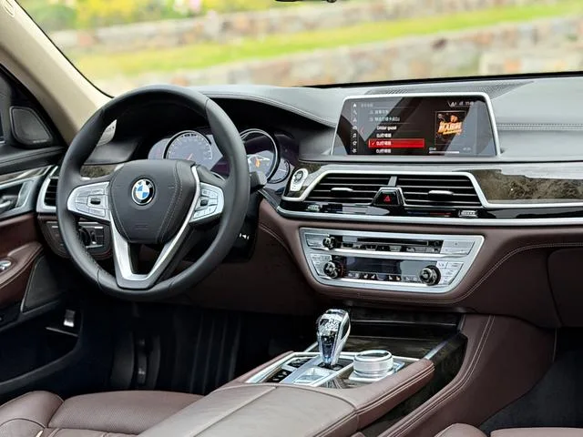BMW 7 Series 2018 730Li Tipo de lujo Traje de excelencia interior foto 11 BMW 7 Series 2018 730Li Tipo de lujo Traje de excelencia interior foto 11