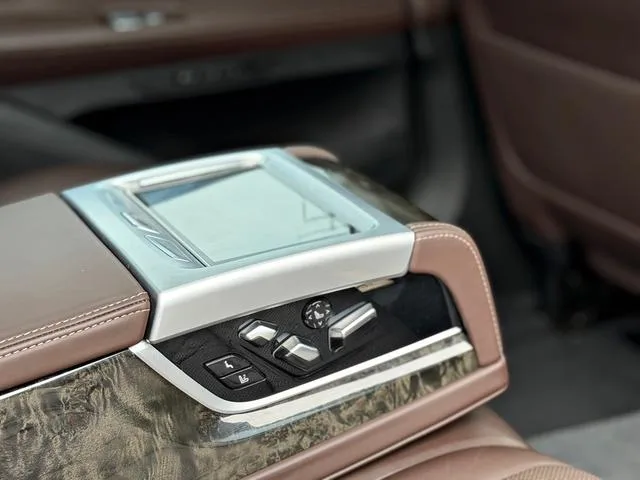 BMW 7 Series 2018 730Li Tipo de lujo Traje de excelencia interior foto 13 BMW 7 Series 2018 730Li Tipo de lujo Traje de excelencia interior foto 13