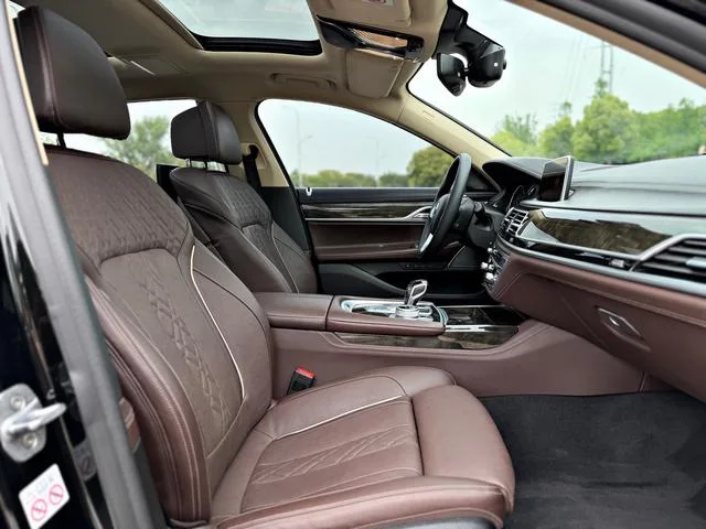 BMW 7 Series 2018 730Li Tipo de lujo Traje de excelencia interior foto 15 BMW 7 Series 2018 730Li Tipo de lujo Traje de excelencia interior foto 15