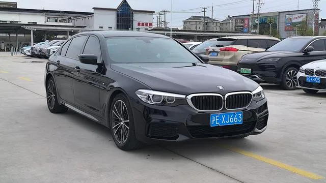 BMW 5 Series 2019 Reforma 530Li Líder M Conjunto deportivo exterior foto 3 BMW 5 Series 2019 Reforma 530Li Líder M Conjunto deportivo exterior foto 3