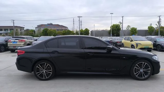 BMW 5 Series 2019 Reforma 530Li Líder M Conjunto deportivo exterior foto 4 BMW 5 Series 2019 Reforma 530Li Líder M Conjunto deportivo exterior foto 4