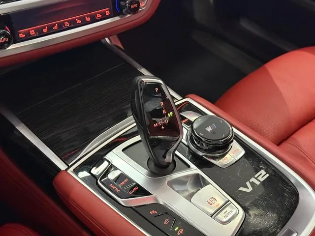 BMW 7 Series 2017 M760Li xDrive intérieur photo 14