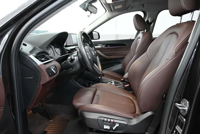 BMW X1 2022 sDrive25Li Leading Type interior photo 16