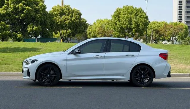 BMW 1 Series 2021 Restyling 125i M Sports Obsidian Night Edition exterior photo 4