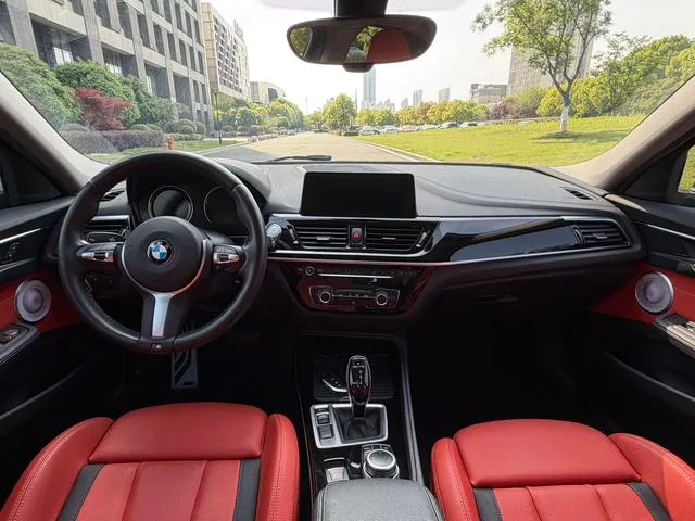 BMW 1 Series 2021 Restyling 125i M Sports Obsidian Night Edition interior photo 11