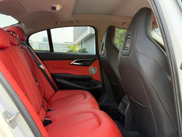 BMW 1 Series 2021 Restyling 125i M Sports Obsidian Night Edition interior photo 14
