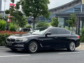 BMW 5 Series 2018 525Li Traje de lujo