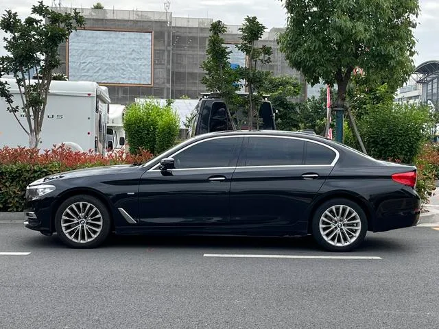 BMW 5 Series 2018 525Li Luxury Set exterior photo 3