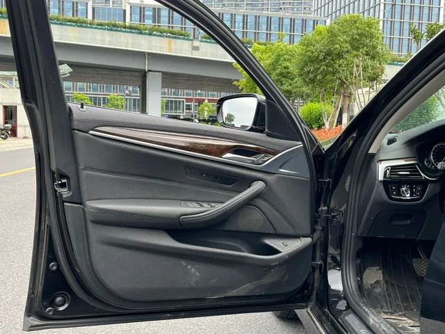 BMW 5 Series 2018 525Li Luxury Set interior photo 13