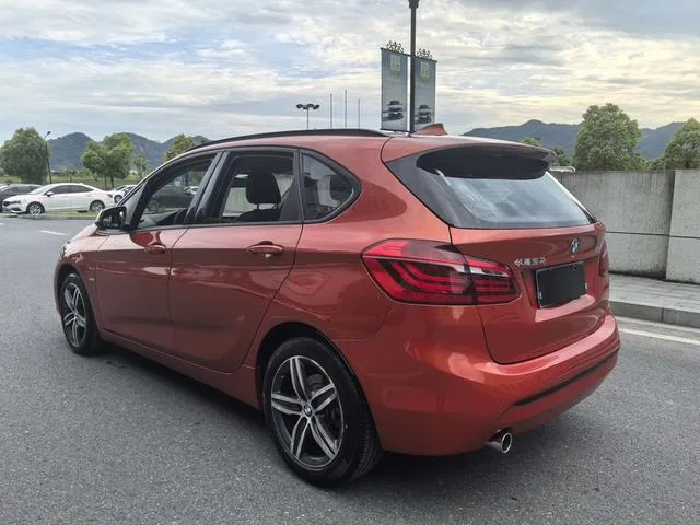 BMW 2 Series Touring 2016 218i Sports Design Suit interior photo 8 BMW 2 Series Touring 2016 218i Sports Design Suit interior photo 8