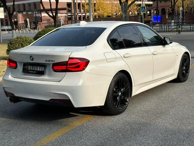 BMW 3 Series 2019 320i M Sports Obsidian Night Edition interior photo 20 BMW 3 Series 2019 320i M Sports Obsidian Night Edition interior photo 20