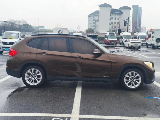 BMW X1 2013 sDrive18i Fashionable exterior photo 4