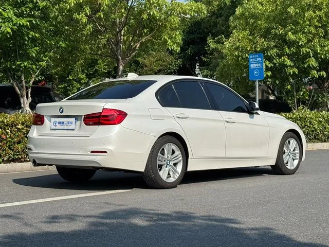 BMW 3 Series 2018 318i exterior foto 3