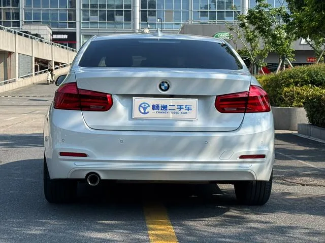 BMW 3 Series 2018 318i exterior foto 4
