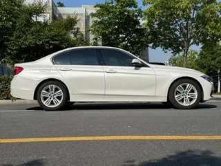 BMW 3 Series 2018 318i exterior foto 5