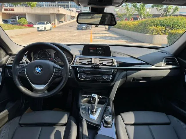 BMW 3 Series 2018 318i exterior foto 7