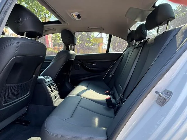 BMW 3 Series 2018 318i exterior foto 9