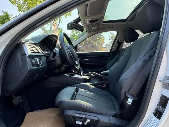 BMW 3 Series 2018 318i exterior foto 10