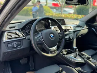 BMW 3 Series 2018 318i interior foto 11