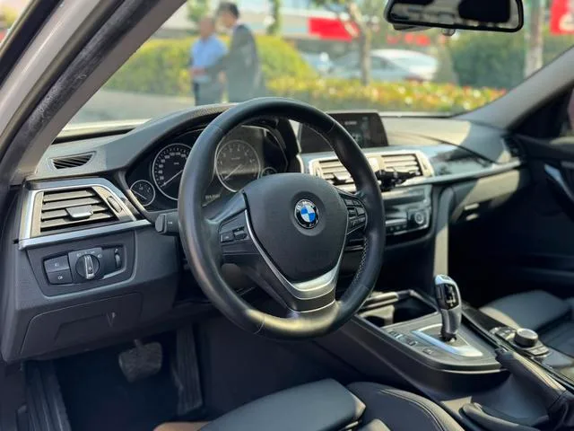 BMW 3 Series 2018 318i interior foto 11