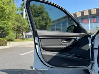 BMW 3 Series 2018 318i interior foto 12