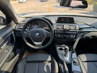 BMW 3 Series 2018 318i interior foto 13