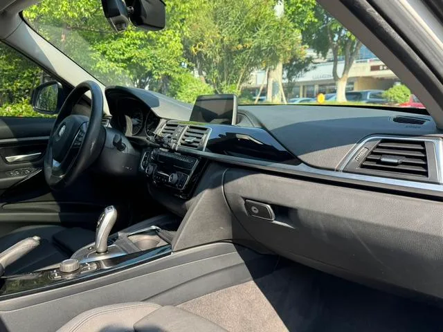 BMW 3 Series 2018 318i interior foto 14