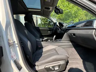 BMW 3 Series 2018 318i interior foto 15