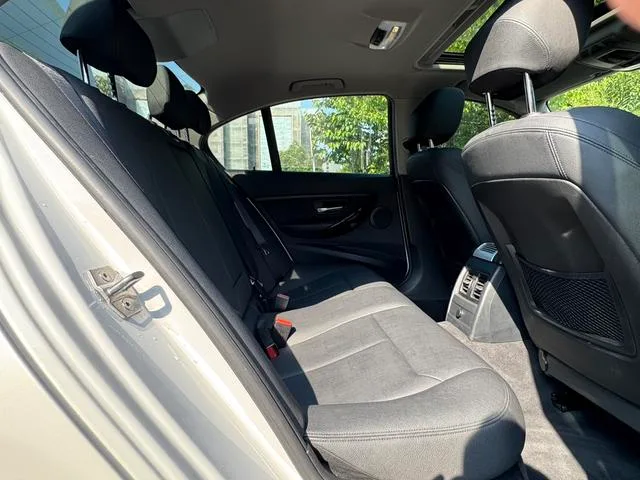 BMW 3 Series 2018 318i interior foto 16